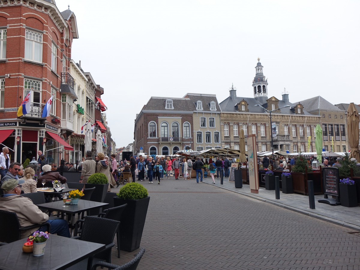 Roermond, Marktplatz mit Rathaus (02.05.2015)