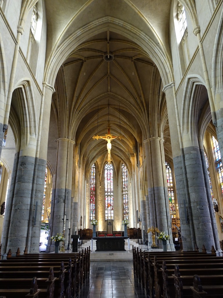 Roermond, Mittelschiff und Chor der Christoffelkathedrale, Dalheimer Kreuz aus dem 13. Jahrhundert (02.05.2015)