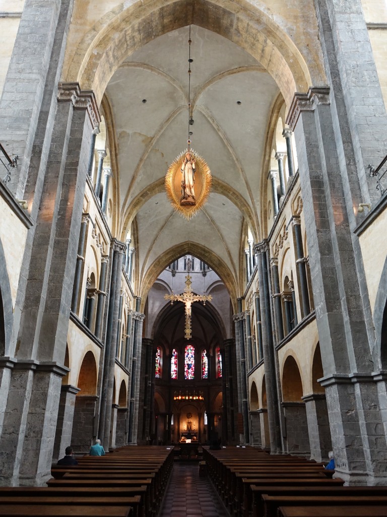 Roermond, Mittelschiff der Mnsterkirche Liebfrauen, unter dem zentralen Oktogon befindet sich das Grabmal von Herzog Gerhard VI. von 1230 (02.05.2015)
