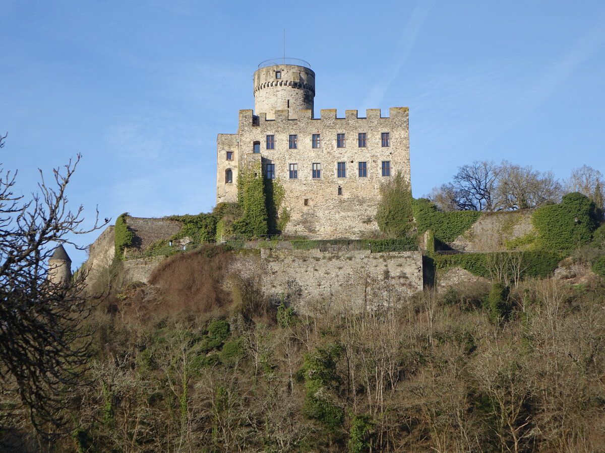 Roes, Burg Pyrmont, mittelalterliche Wehranlage, die auf einem Schieferfelsen �ber dem Wasserfall des Elzbachs, erbaut ab 1225 (27.12.2025)