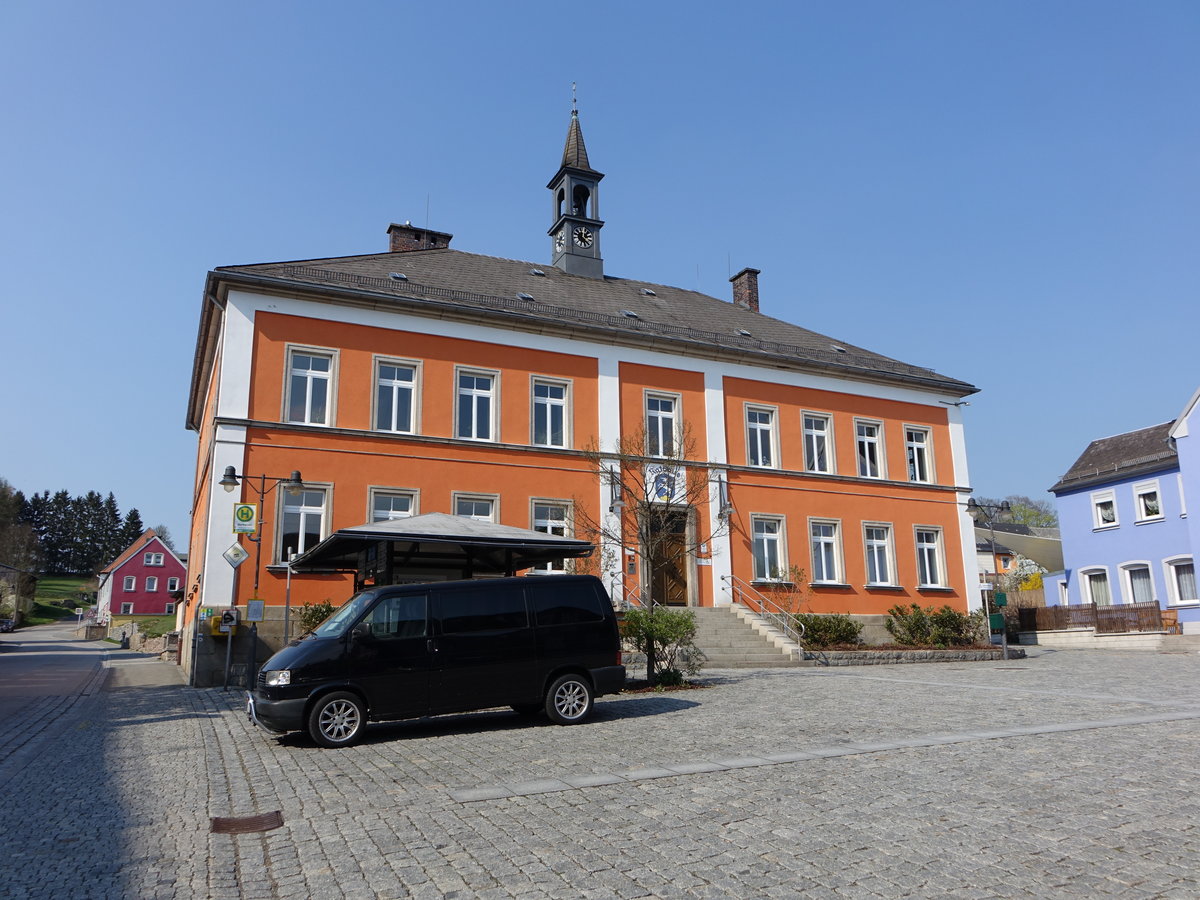 Rslau, Rathaus am Marktplatz, Zweigeschossiger Walmdachbau mit Lisenengliederung, schiefergedecktes Walmdach mit Dachreiter, Mitte 19. Jahrhundert (21.04.2018)