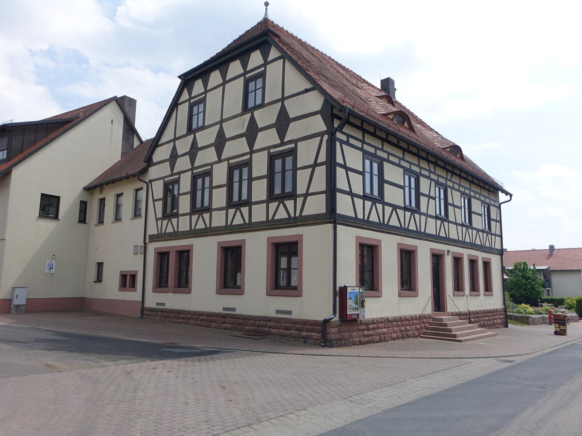 Rttbach, Gasthof Krone in der Rttbacher Strae, zweigeschossiger Krppelwalmdachbau mit Fachwerkobergeschoss, erbaut im 18. Jahrhundert (12.05.2018)
