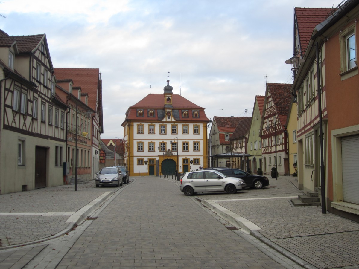 Rttingen, Marktplatz mit Rathaus (25.11.2013)