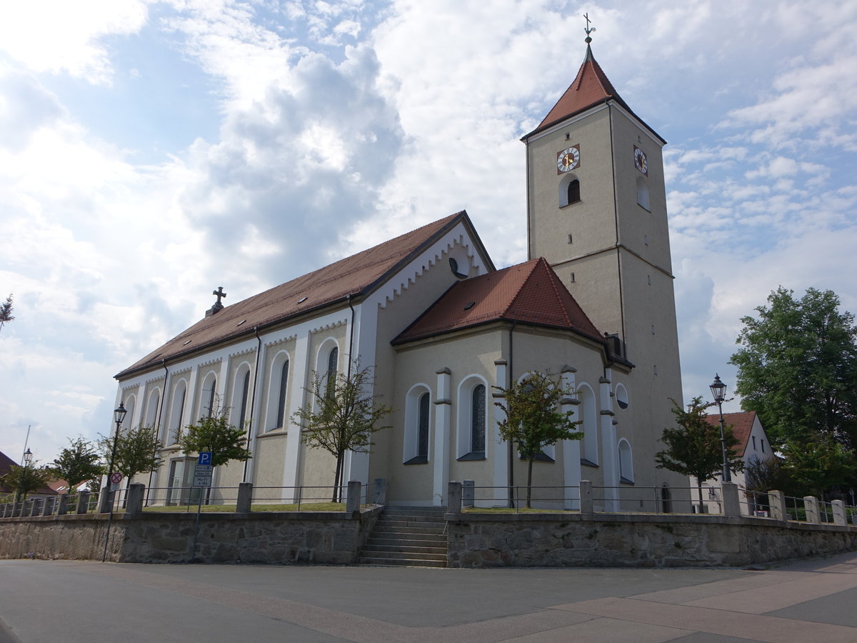 Rtz, Stadtpfarrkirche St. Martin, Saalbau mit Satteldach und eingezogenem Chor, Chor 15. Jahrhundert, Kirchturm erbaut von 1545 bis 1552, Langhaus erbaut von 1848 bis 1849 (03.06.2017)