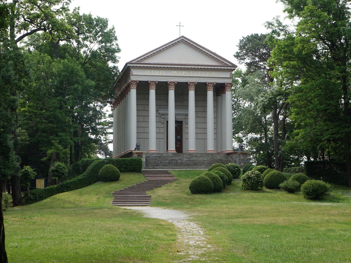 Rogalin, stlich des Schlosskomplexes befindet sich die bis heute als Mausoleum der Familie Raczyński dienende katholische Schlosskapelle, erbaut von 1817 bis 1820 (12.06.2021)