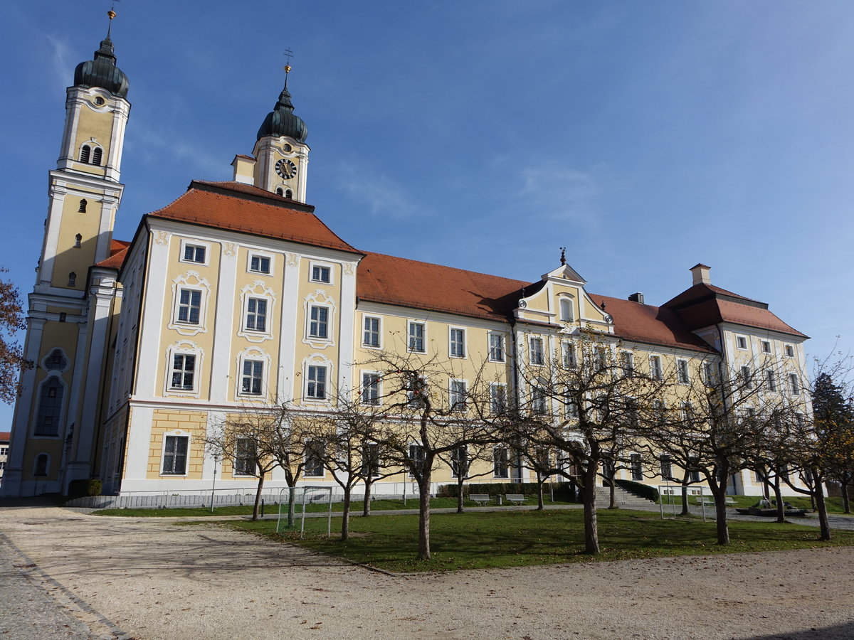 Roggenburg, Prmonstratenser Kloster mit Klosterkirche Maria Himmelfahrt, erbaut von 1732 bis 1735 durch Christian und Joh. Rudolf Wiedemann, Klosterkirche erbaut von 1750 bis 1750 durch Martin Kramer (08.11.2020)