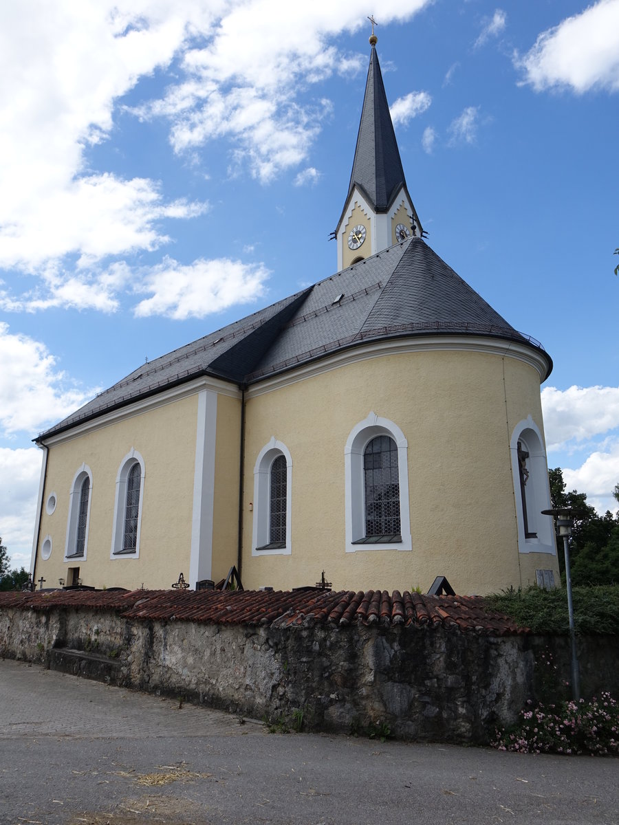 Rohrdorf am Inn, St. Jakobus Kirche, Saalbau mit Satteldach und Nordturm mit Spitzhelm, Turmunterteil sptgotisch, barocker Neubau von 1769 bis 1773 von Leonhard Matthus Giel (03.07.2016)