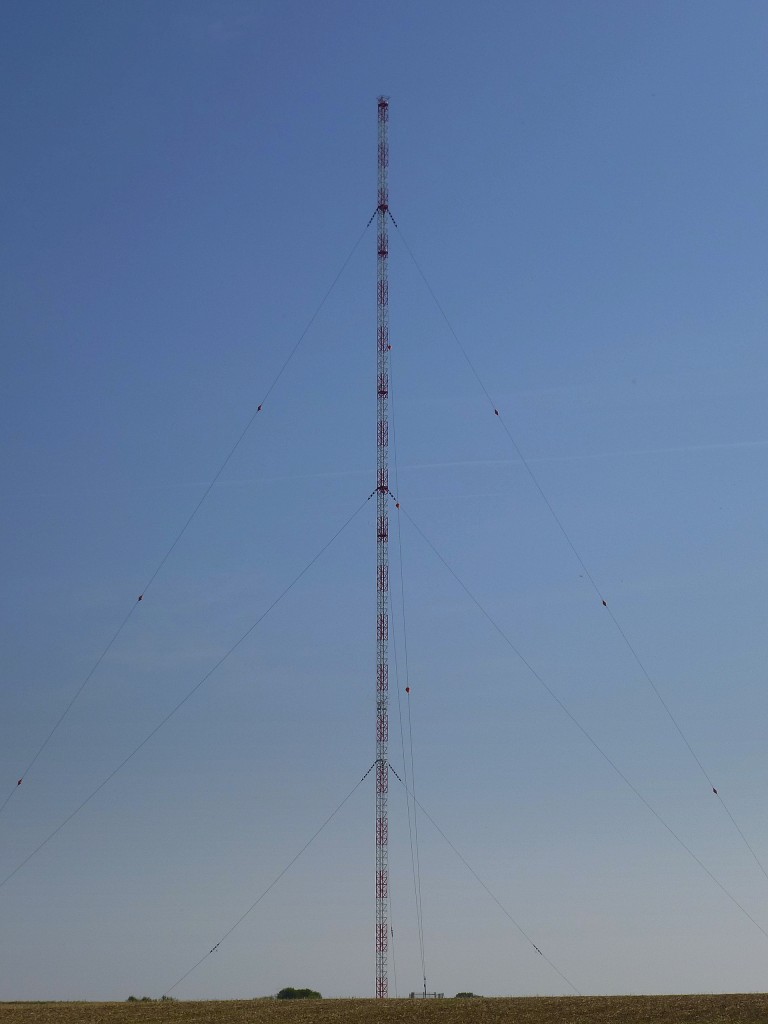 Rohrdorf bei Mekirch/Oberschwaben, der 1964 errichtete 244m hohe Gittermast dient als Sendeanlage (Bodenseesender), Aug.2013