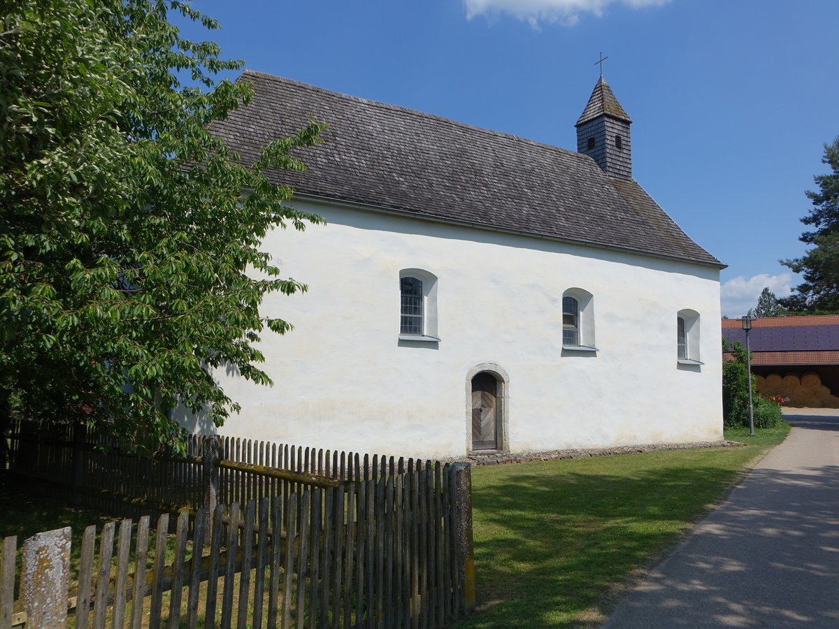 Roith, kath. Filialkirche St. Georg, Saalbau mit Walmdach und Dachreiter, erbaut ab 1390, Dachreiter von 1819 (02.06.2017)