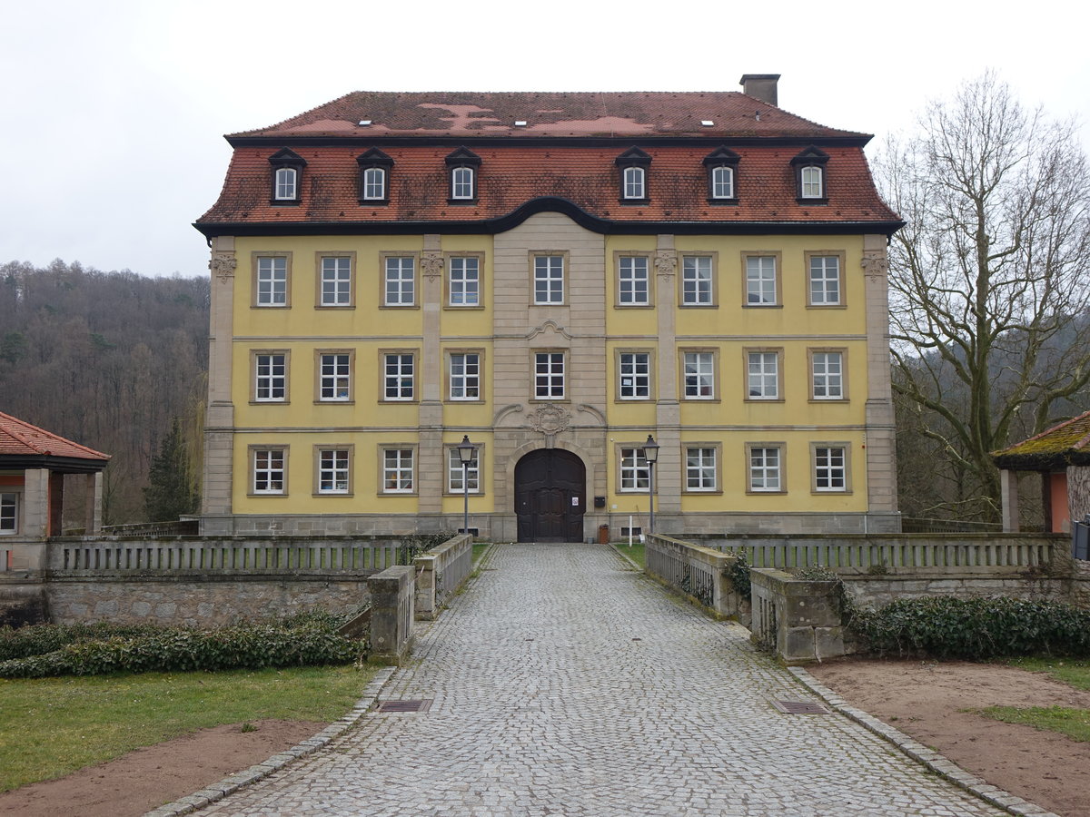 Rokoko Schloss Gleisenau, dreigeschossiger Mansardwalmdachbau mit Werksteingliederungen, erbaut 1773, heute Rathaus (25.03.2016)
