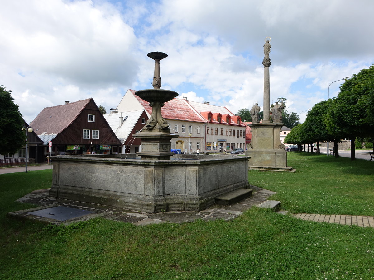 Rokytnice v Orlickych / Rokitnitz im Adlergebirge, Mariensule und Brunnen am Masaryka Platz (30.06.2020)