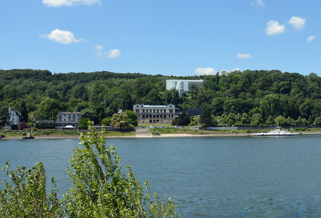 Rolandseck am Rhein mit Bahnhof und darber das  Arp-Museum  - 01.07.2014