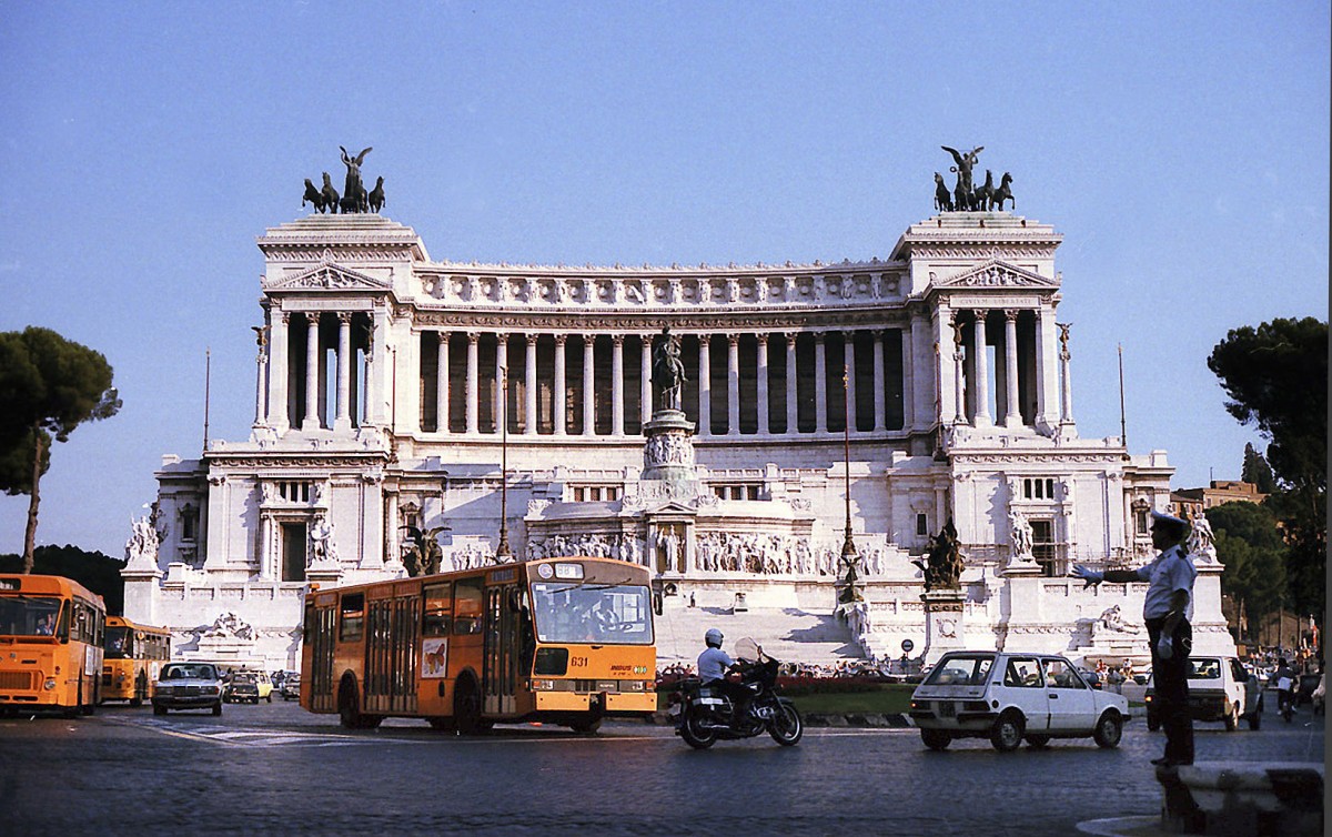 Rom - Das Denkmal fr Vittorio Emanuele II (Vittoriano) - frontal. Aufnahme: Juli 1984 (digitalisiertes Negativfoto).