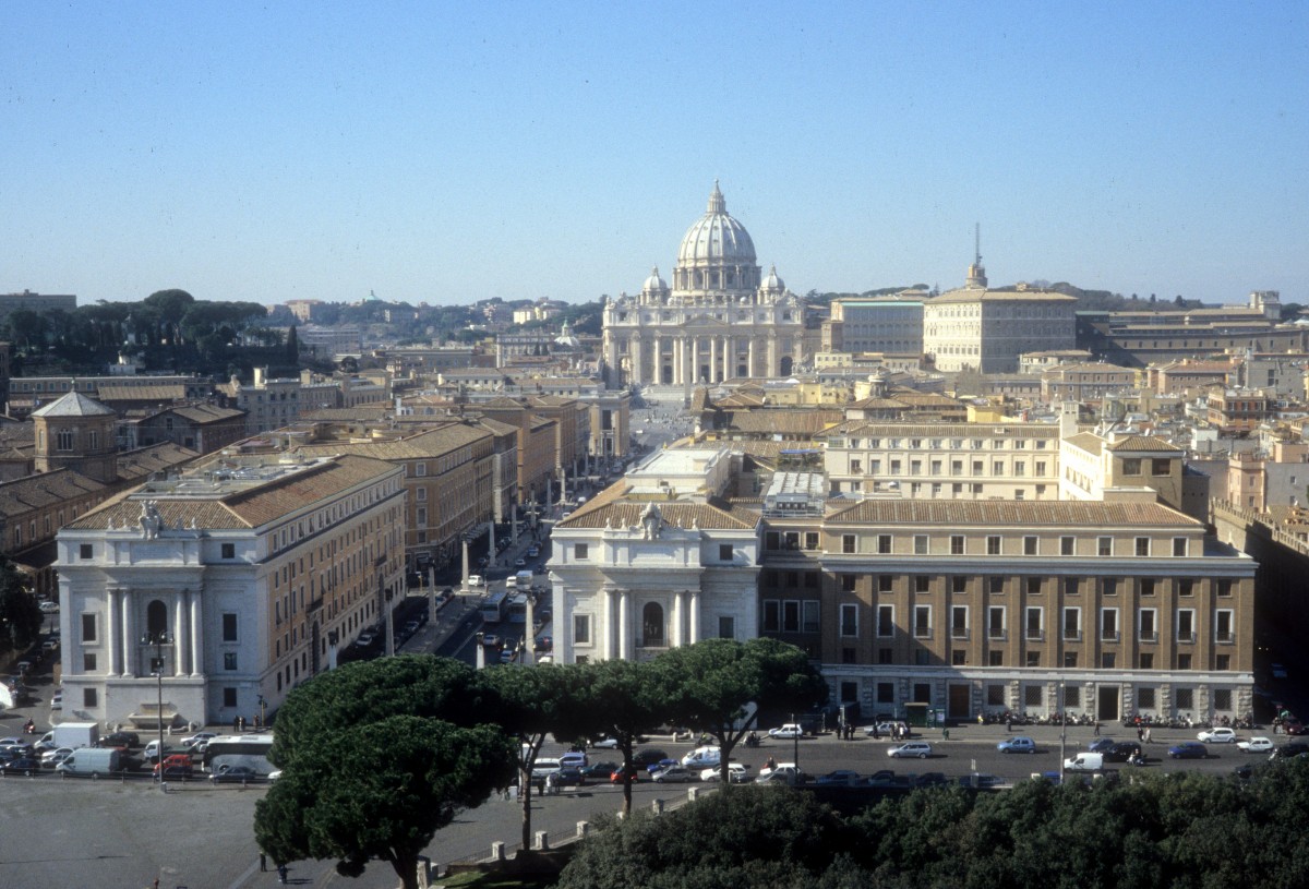 Roma / Rom im Februar 2005: Vom Castel Sant' Angelo / von der Engelsburg kann man die Basilica San Pietro / den Petersdom, einen Teil der Piazza San Pietro / des Petersplatzes, die Via della Conciliazione, die zur Piazza San Pietro fhrt, und die Piazza Pia (vorne rechts) sehen.