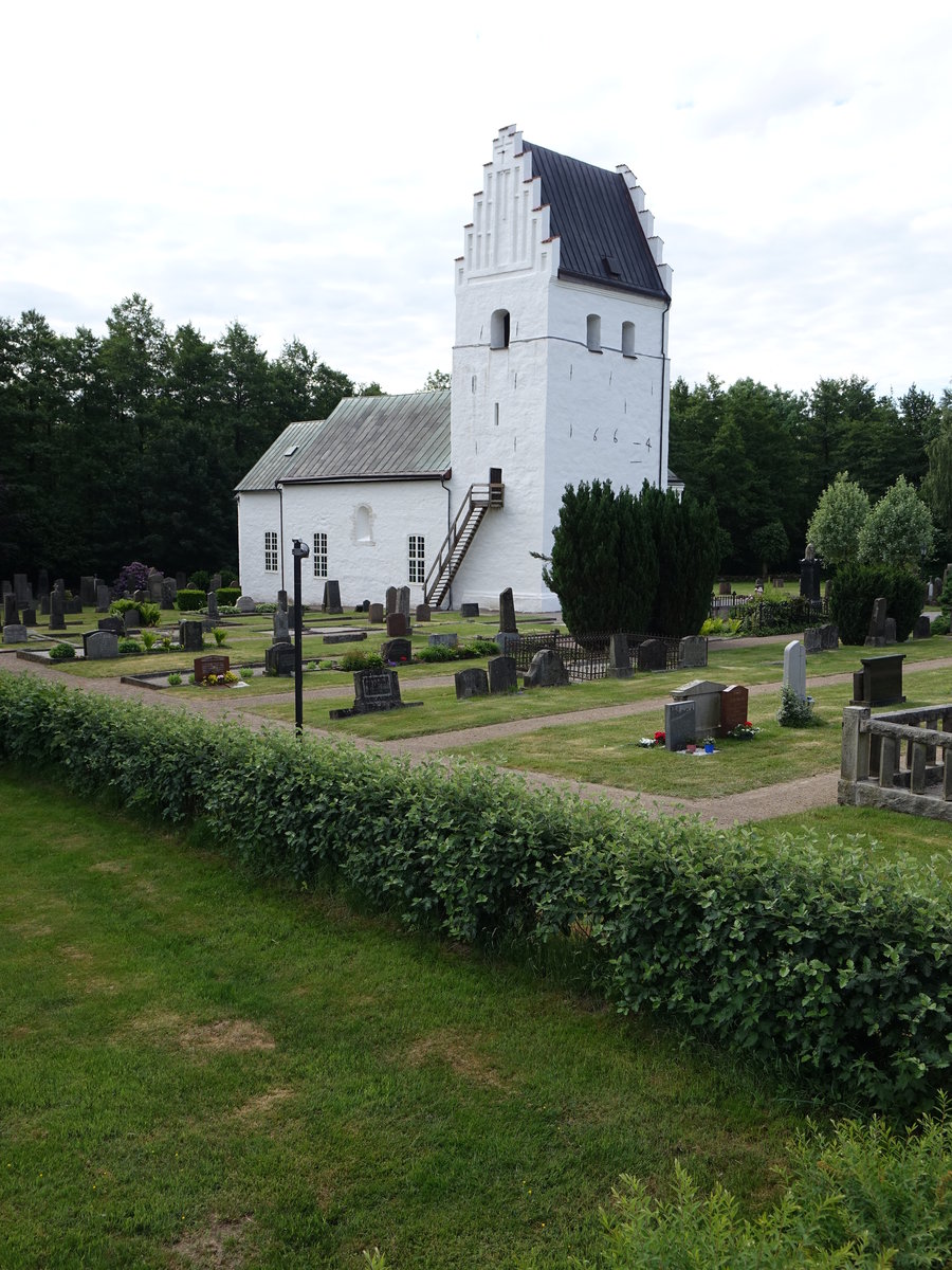 Romanische Kirche von Finja, erbaut im 12. Jahrhundert aus Feldsteinquadern, Kirchturm von 1664 (12.06.2016)