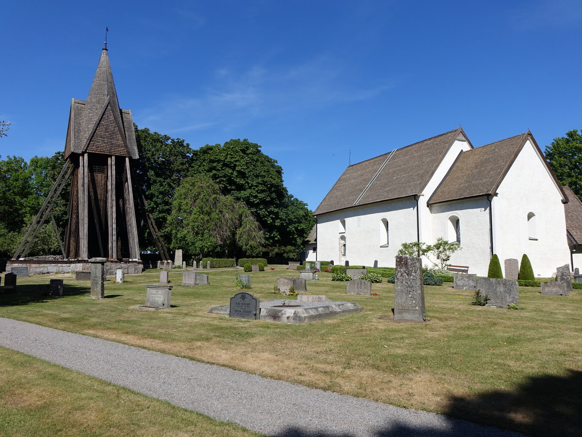Romanische Kullerstad Kyrka, wei getnchten Steinkirche, erbaut im 12. Jahrhundert, 
Glockenturm von 1657 (14.06.2016)