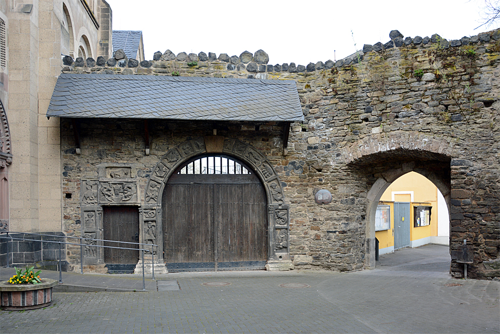 Romanisches Pfarrtor der St. Peter und Paul-Kirche in Remagen - 28.03.2014