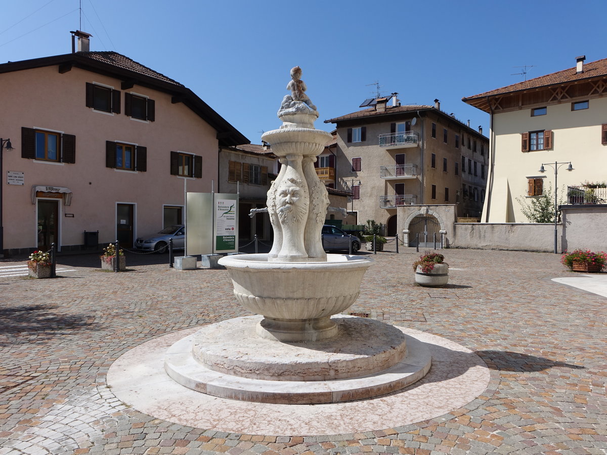 Romeno, Brunnen in der Via Santa Maria Assunta (15.09.2019)