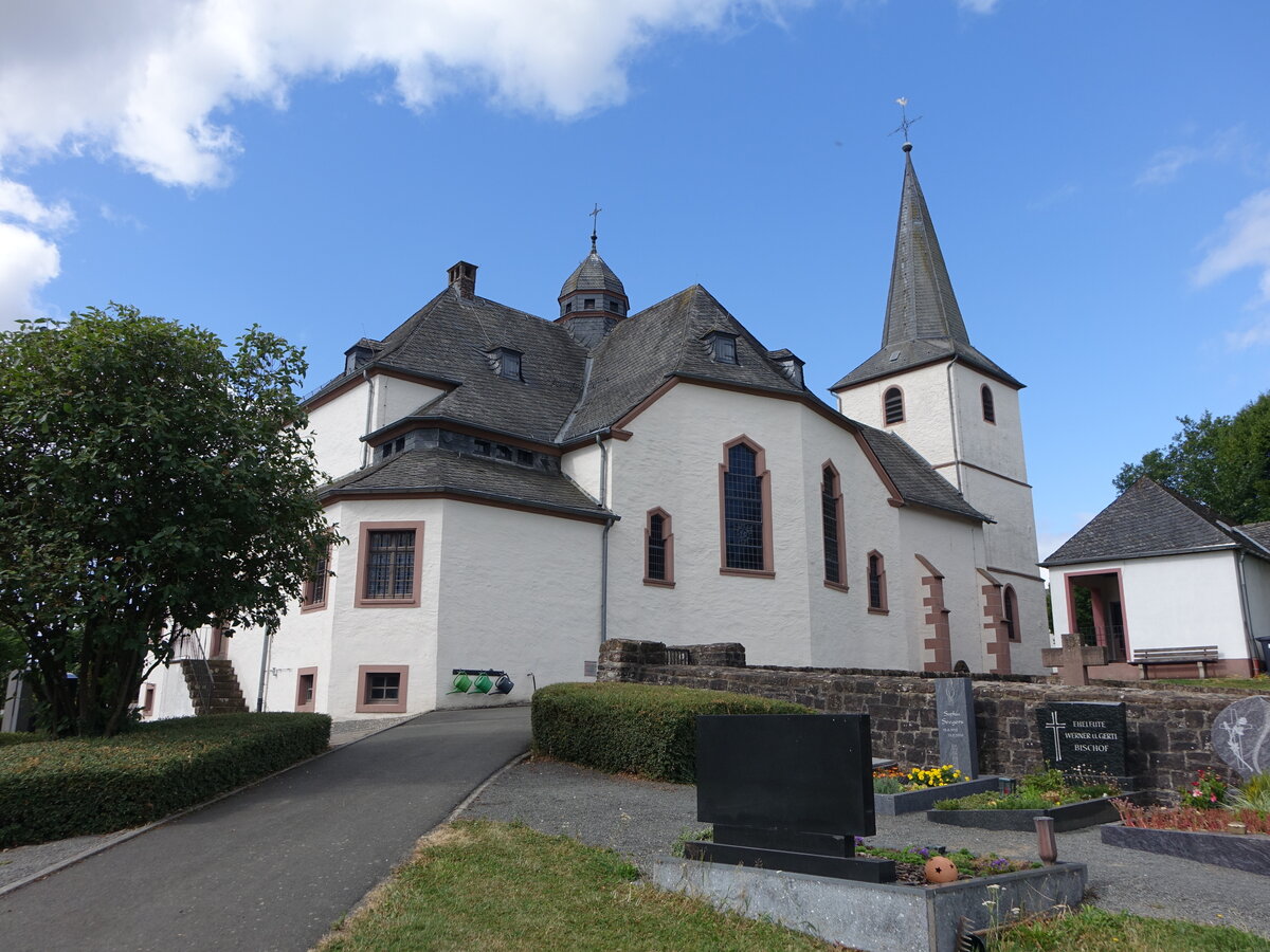 Rommersheim, Pfarrkirche St. Maximin, sp�tgotische Saalkirche von 1498, Querhaus erbaut von 1927 bis 1929 durch den Architekt Julius Wirtz (19.07.2026)