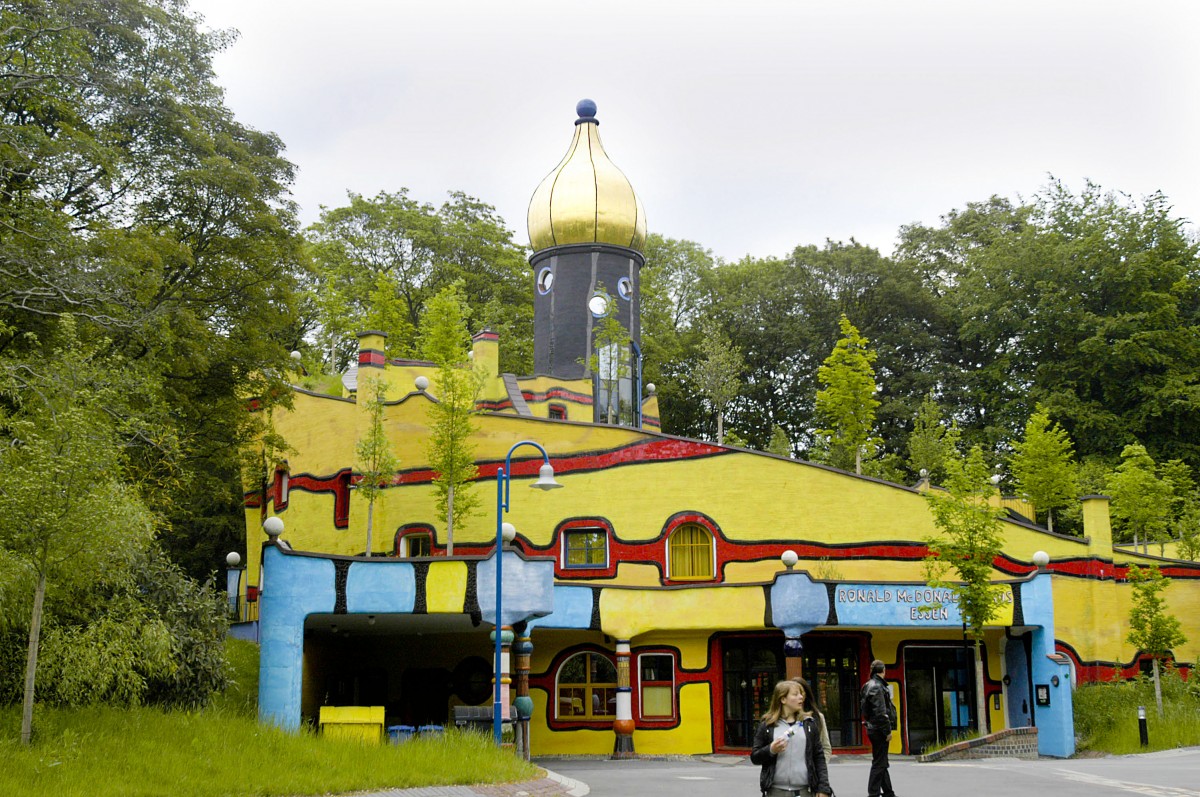 Ronald McDonald Haus Essen - das Hundertwasser Haus im Grugapark. Aufnahme: Mai 2007.