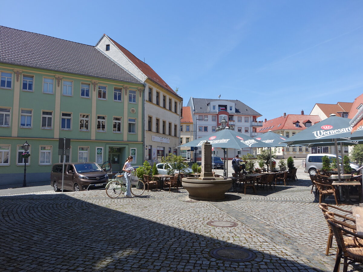 Ronneburg, Marktbrunnen und Gebude am Marktplatz (24.06.2023)