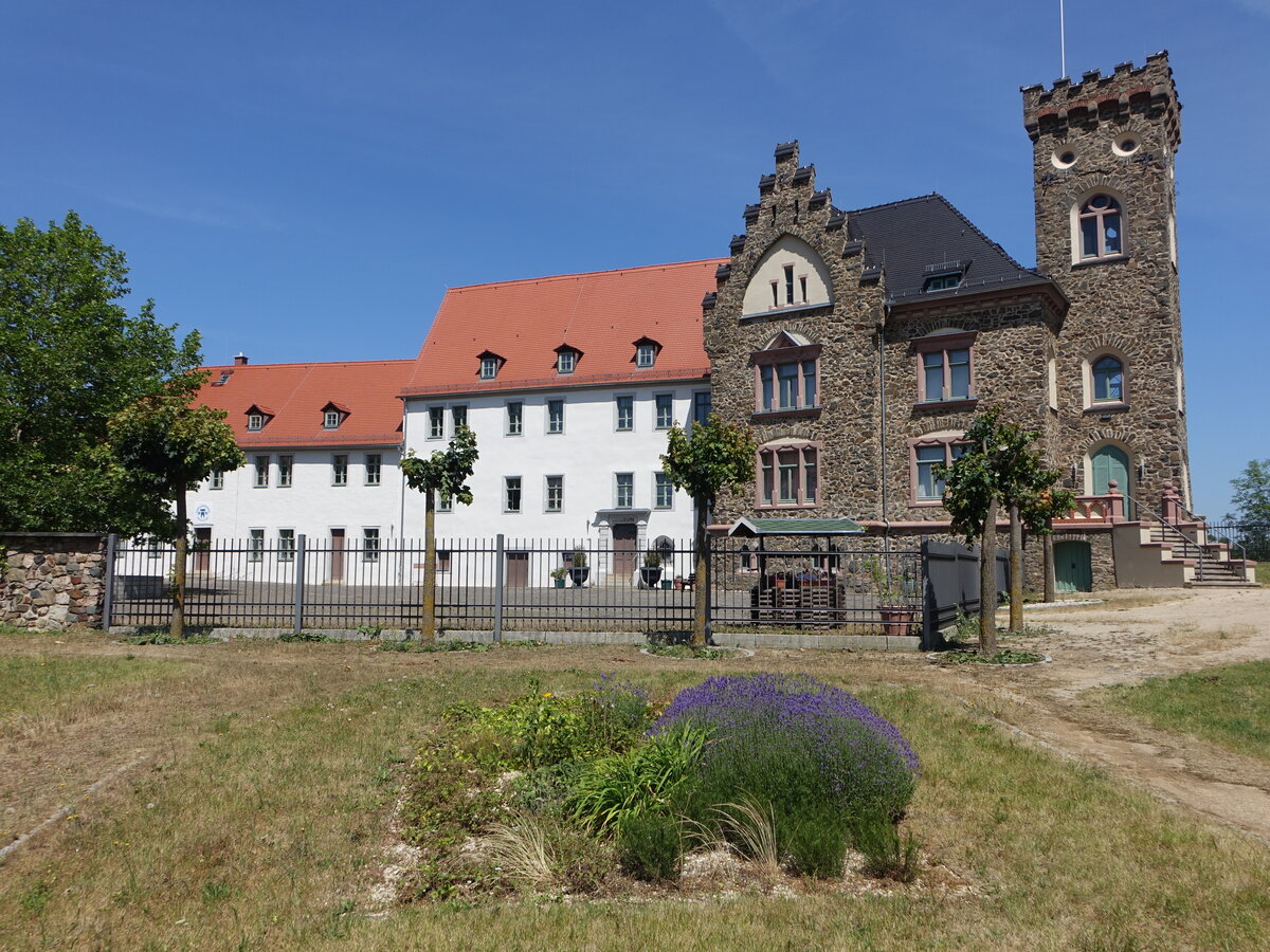 Ronneburg, Schloss, erbaut ab 1200, erweitert im 15. Jahrhundert, der vordere historistische Bau mit Turmgebude wurde Ende des 19. Jahrhunderts als Wohnung fr die Amtsleute erbaut (24.06.2023)