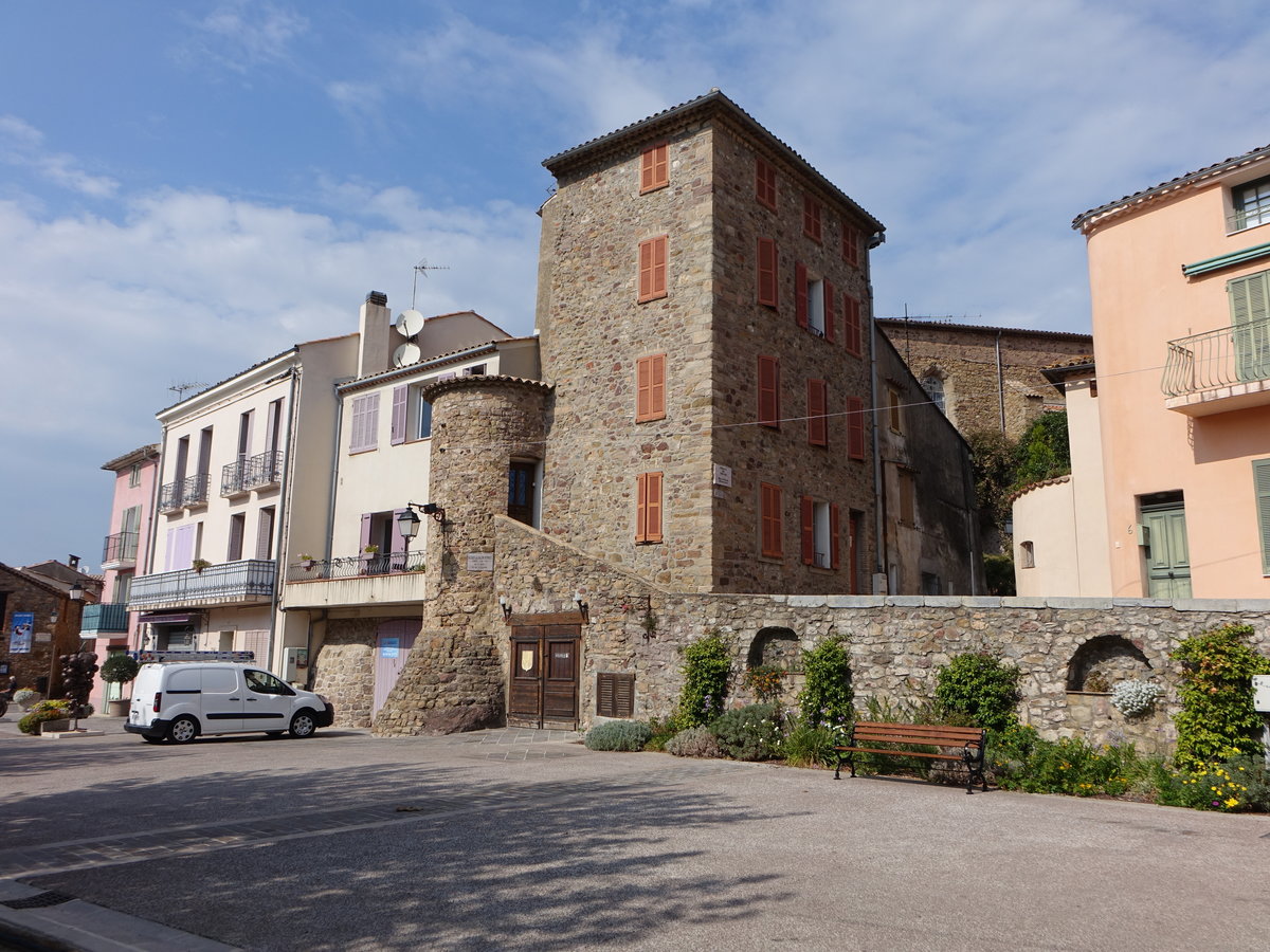 Roquebrune-sur-Argens, Gebude am Place de la Republique (27.09.2017)