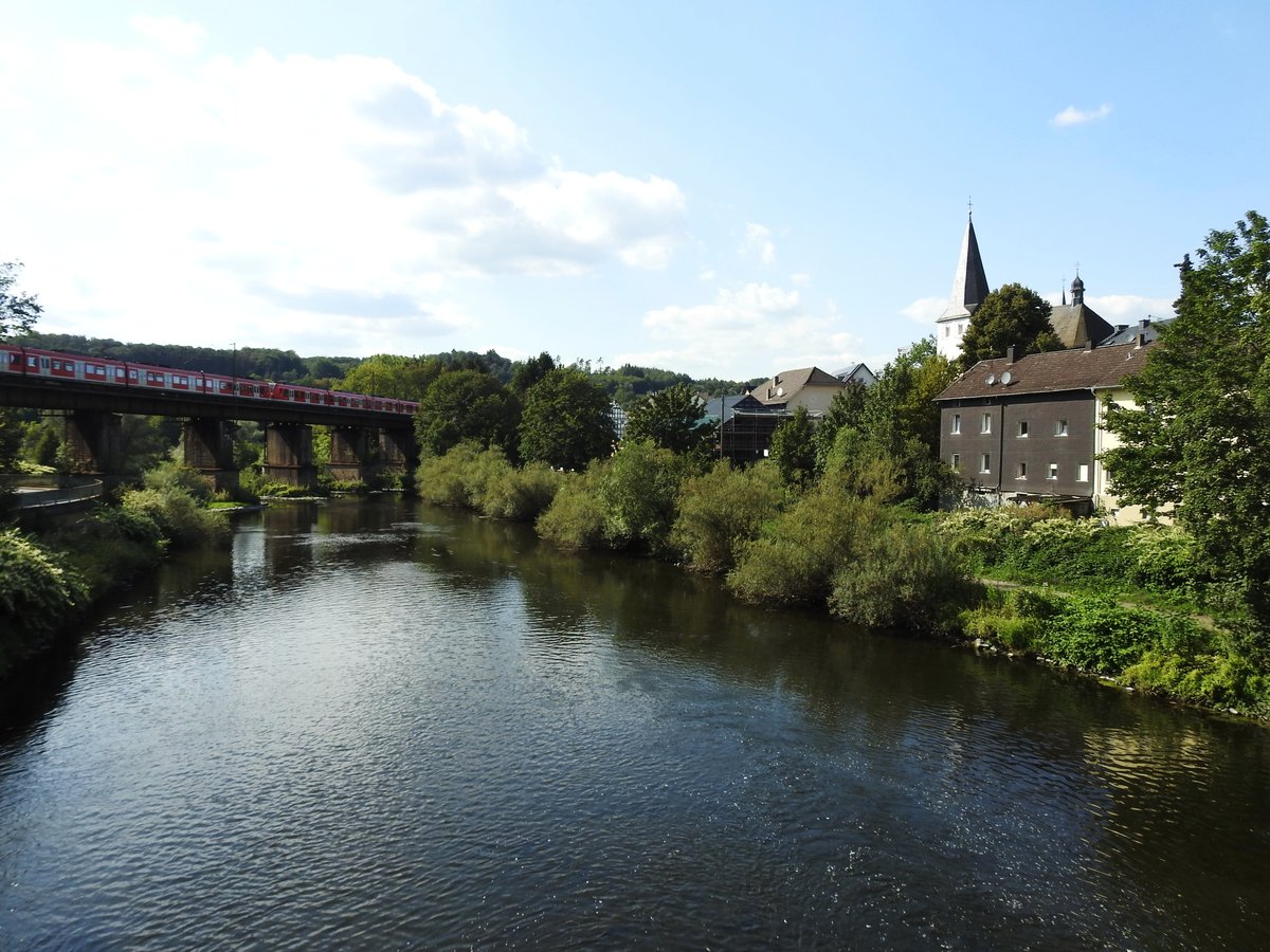 ROSBACH/SIEG MIT BAHNBRCKE UND SALVATORKIRCHE
Das kleine Siegstdtchen zwischen AU und HERCHEN liegt an der Bahnlinie SIEGEN-KLN-AACHEN und hat mit
der ev. SALVATORKIRCHE ein Juwel einer barocken Saalkirche...am 2.9.2019