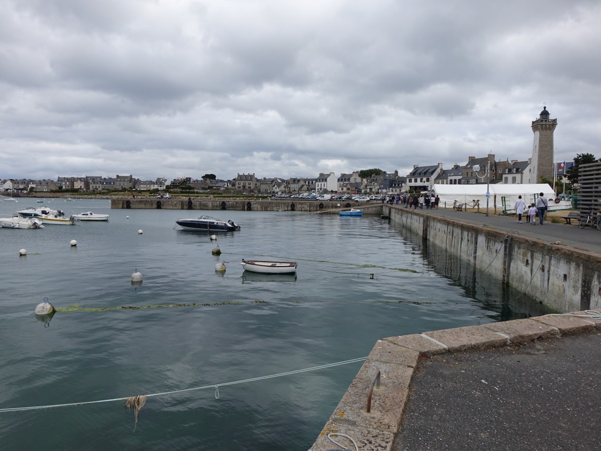 Roscoff, Quai d´Auxerre mit Leuchtturm (14.07.2015)