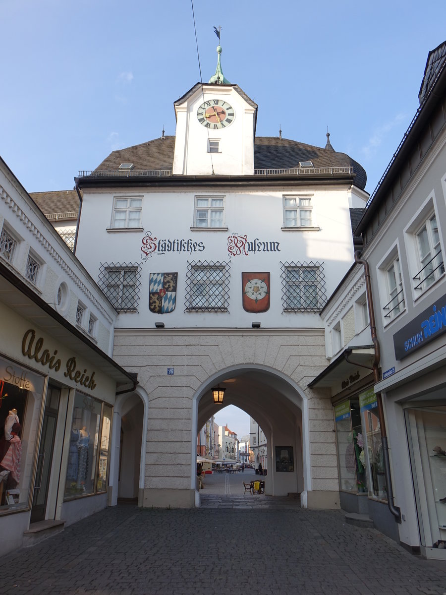 Rosenheim, Mittertor, als Stdtisches Museum eingerichtet, dreigeschossiger Satteldachbau mit hohem Sockelgeschoss und gewlbter Torhalle, Nordseite mit Mittelrisalit und Schopfwalmdach, beiderseits Zwerchhaus mit Uhr (02.04.2017)