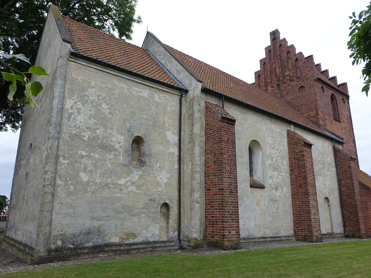 Roskilde, St. Jorgens Kirche, oberhalb des Hafens gelegene Kirche aus dem 11. Jahrhundert, Kirchturm erbaut um 1400 (21.07.2021)