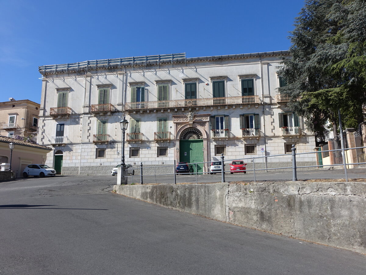 Rossano Calabro, Palazzo Martucci in der Via Plebiscito, erbaut von 1833 bis 1838 (07.04.2024)