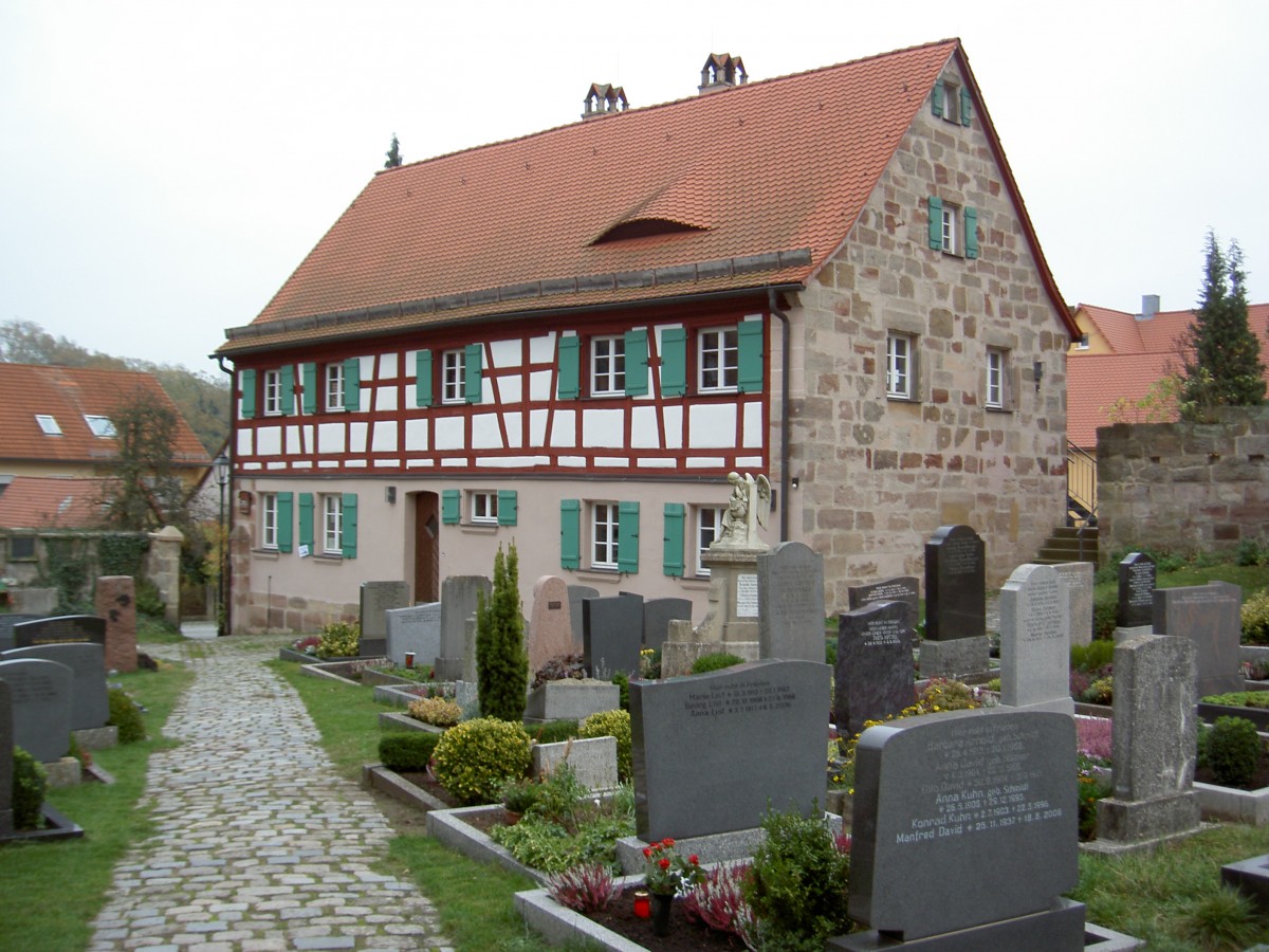 Rosstal, Ev. Mesnerhaus, zweigeschossiger Satteldachbau, erbaut im 18. Jahrhundert (02.11.2013)