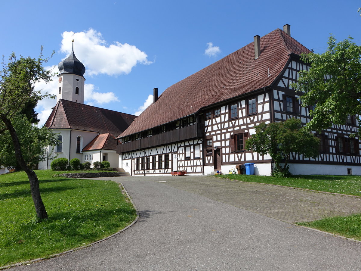 Rosswangen, Pfarrkirche St. Johannes und Fachwerkpfarrhaus, Kirche erbaut von 1766 bis 1769, Pfarrhaus erbaut 1816 (21.05.2017)