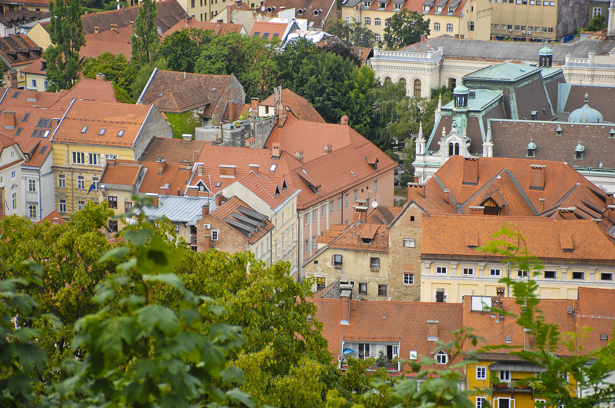 Rote Dcher an Stari trg in Ljubljana von Ljubljanski Grad aus gesehen. Aufnahme: 1. August 2016.