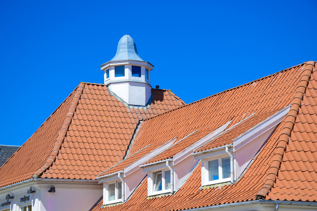 Rote Ziegeld�cher im Zentrum des Badeortes L�kken in Nordj�tland. Aufnahme: 11. Juni 2026.