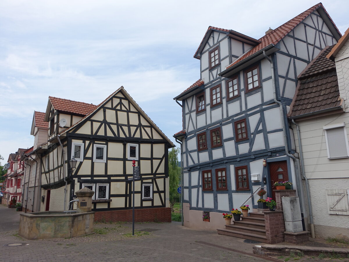 Rotenburg an der Fulda, Fachwerkhuser und Brunnen in der Untergasse (04.06.2022)