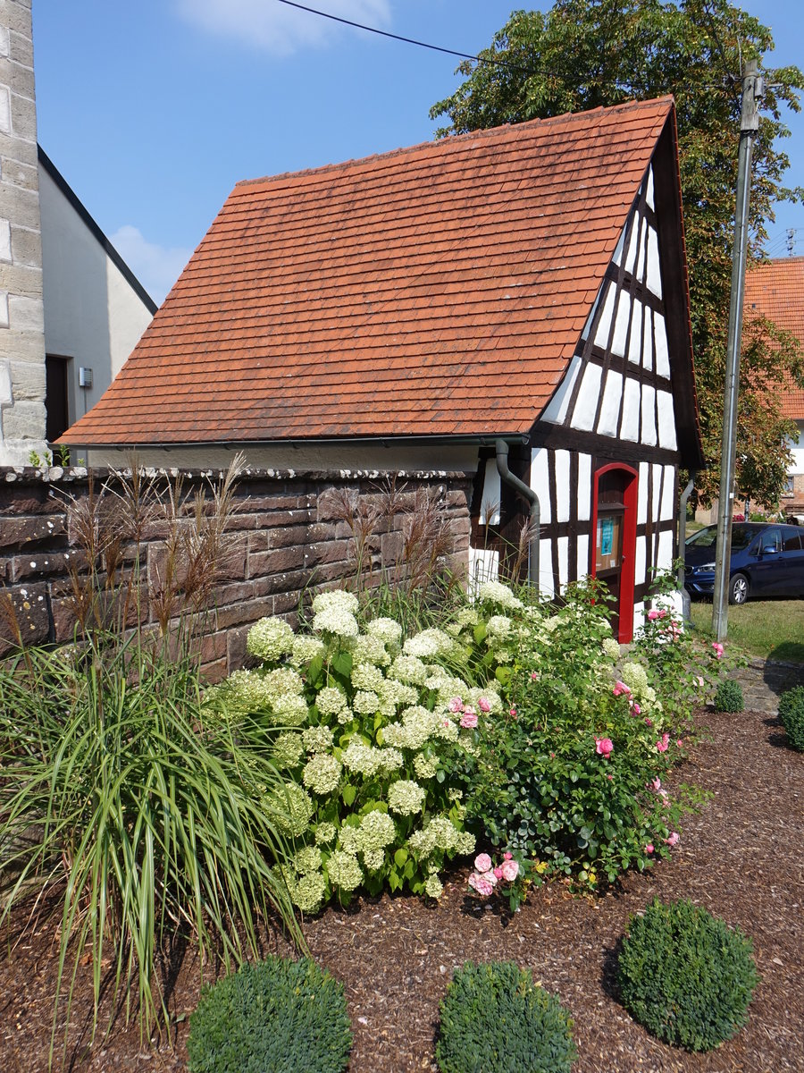 Rotenzimmern, kleines Fachwerkhaus am Kirchplatz (19.08.2018)