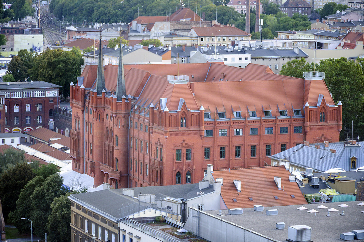 Rotes Rathaus in Stettin / Szczecin vom Turm der Jakobikirche (Katedra Świętego Jakuba) aus gesehen. Aufnahme: 10. August 2019.