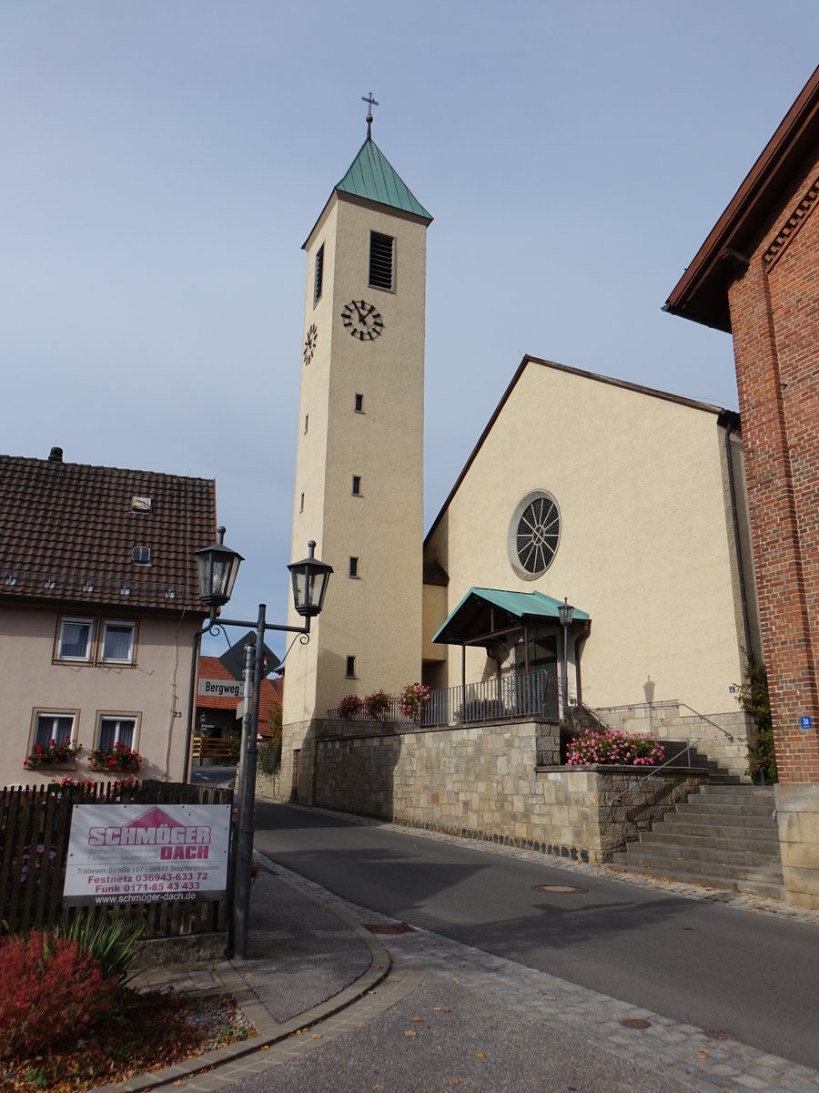 Roth, kath. Pfarrkirche St. Antonius von Padua, Saalkirche mit seitlich stehendem Turm, erbaut von 1959 bis 1960 durch Hanns Ruppel (16.10.2018)