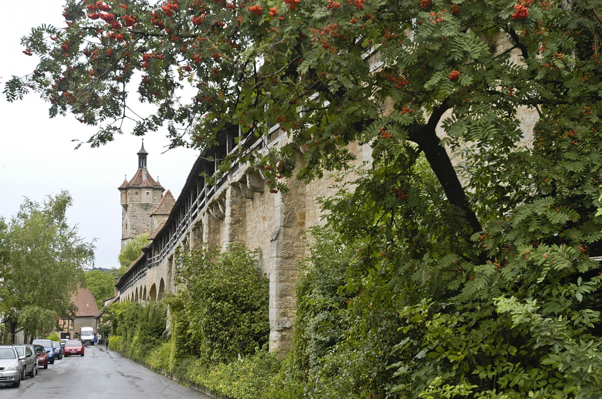 Rothenburg ob der Tauber - Die Stadtmauer am Klingentorbrunnen. Aufnahme: August 2008.