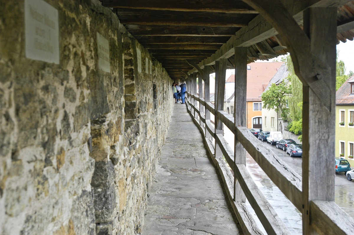 Rothenburg ob der Tauber - Die Stadtmauer am Klingentorbrunnen. Aufnahme: August 2008.