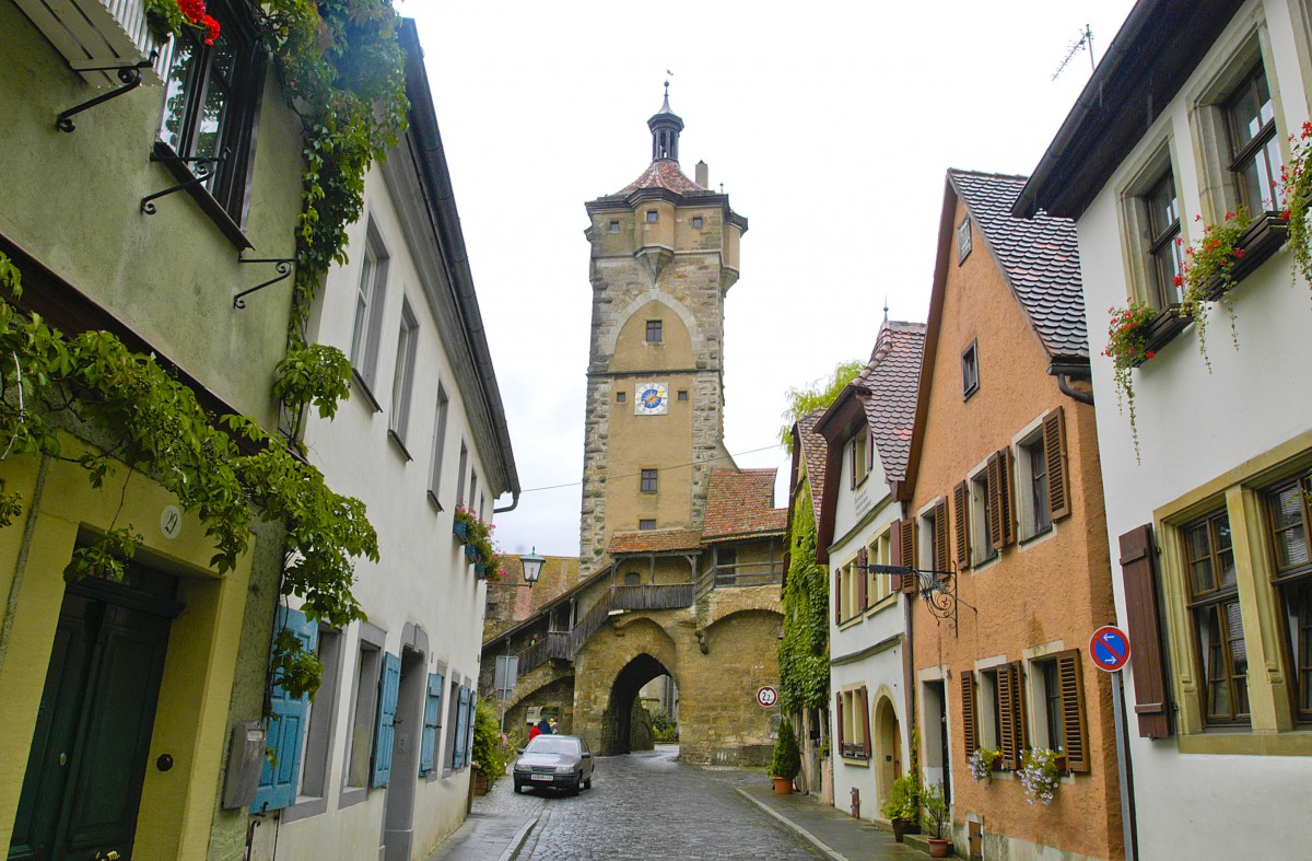 Rothenburg ob der Tauber - Klingengasse mit Klingenturm. Aufnahme: August 2008.