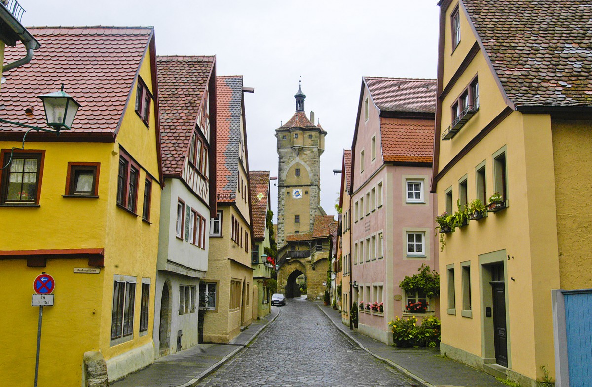 Rothenburg ob der Tauber - Klingengasse mit Klingenturm. Aufnahme: August 2008.