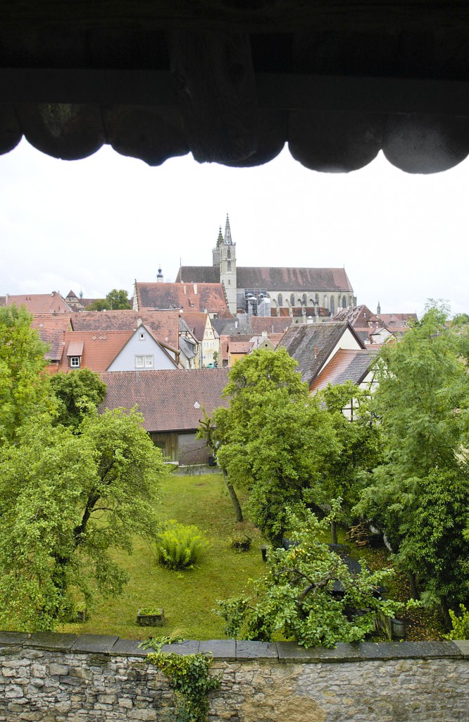 Rothenburg ob der Tauber - St.-Jakobs-Kirche vom Klingentorbrunnen aus gesehen. Aufnahme: August 2008.