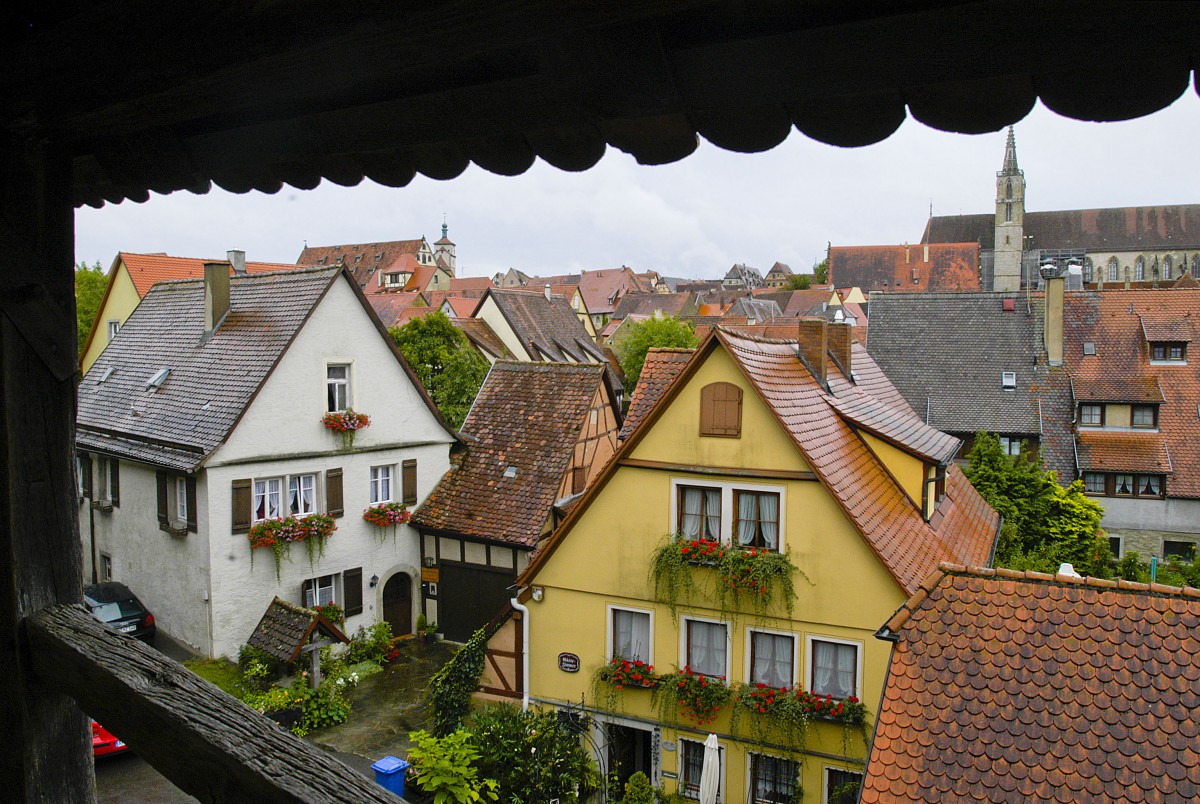Rothenburg ob der Tauber von der Stadtmauer aus gesehen. Aufnahme: August 2008.