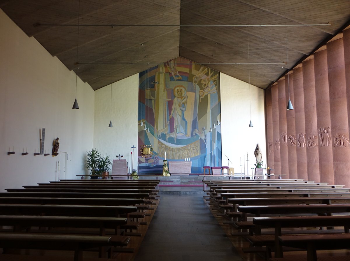 Rothenfels, Innenraum der Pfarrkirche St. Josef der Arbeiter, erbaut von 1959 bis 1960 durch die Architekten Goldhammer und Schmitt (12.05.2018)