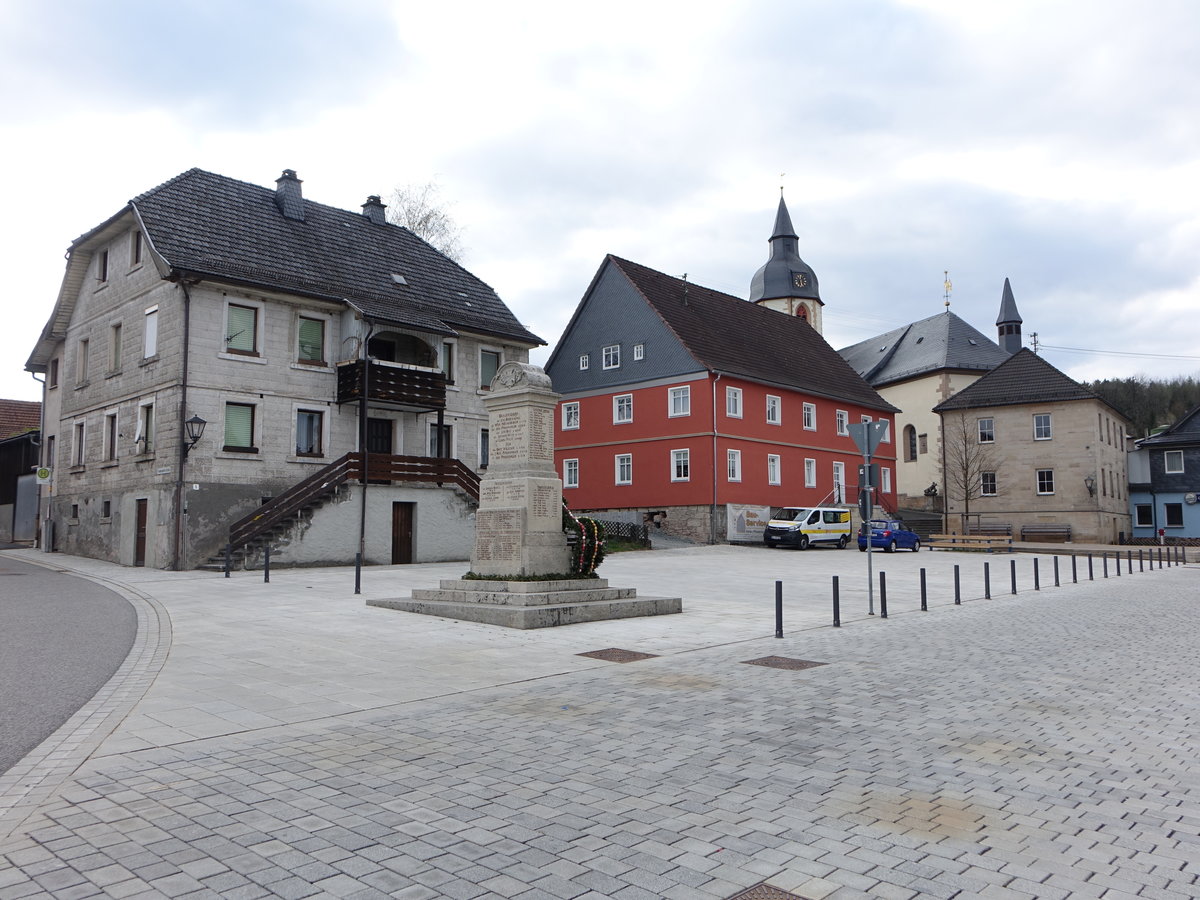 Rothenkirchen, St. Bartholomus Kirche am Markt, Saalbau, eingezogener Chor mit abgewalmtem Dach, Turm ber dem dritten Geschoss in Oktogon bergehend, gezahnte Eckquader, um 1600 (14.04.2017)