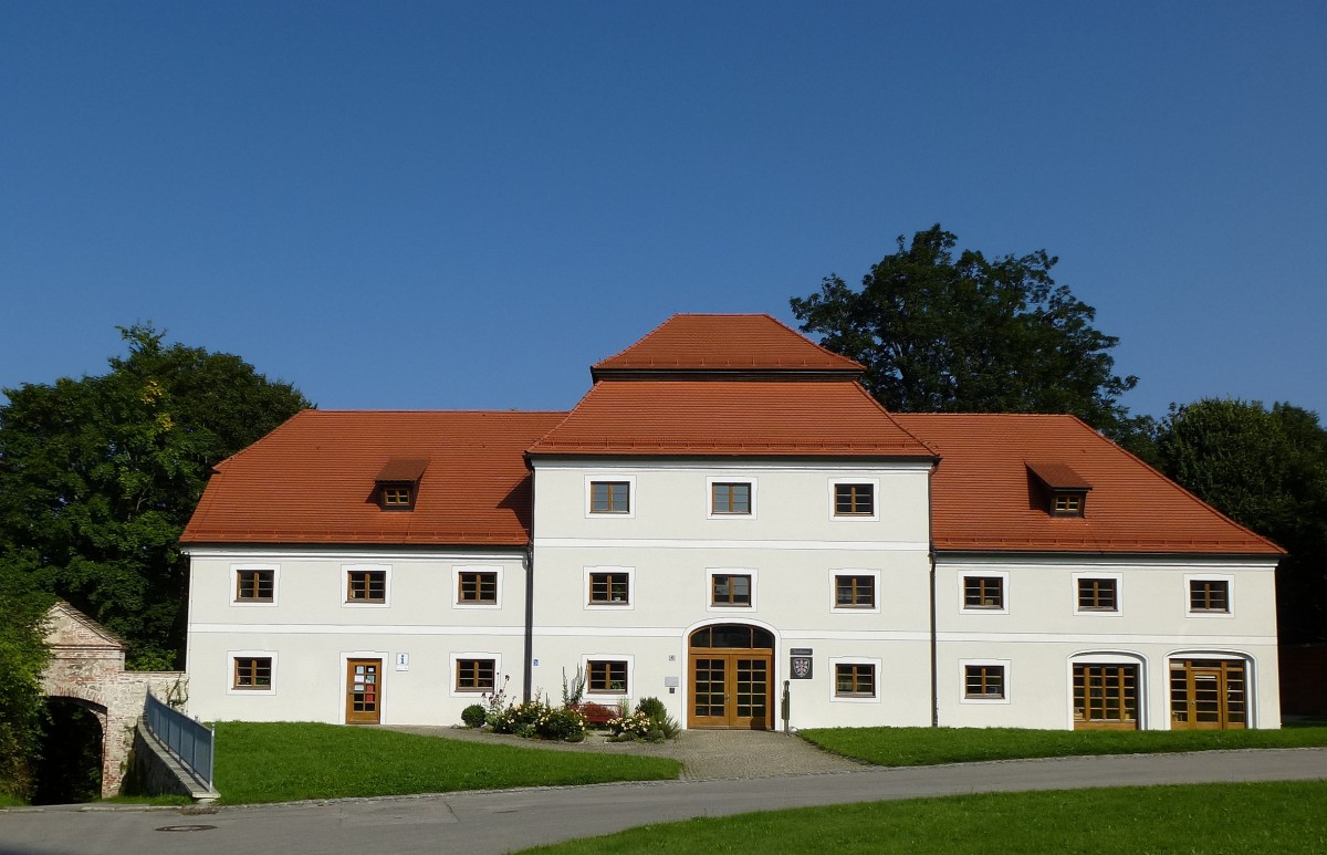 Rottenbuch, der ehemalige Pfarrstadel von 1766, bildet den nördlichen Abschluß der Klostergebäude, nach Renovierung und Umbau 2003-04 wird das Gebäude als Rathaus genutzt, Sept.2014