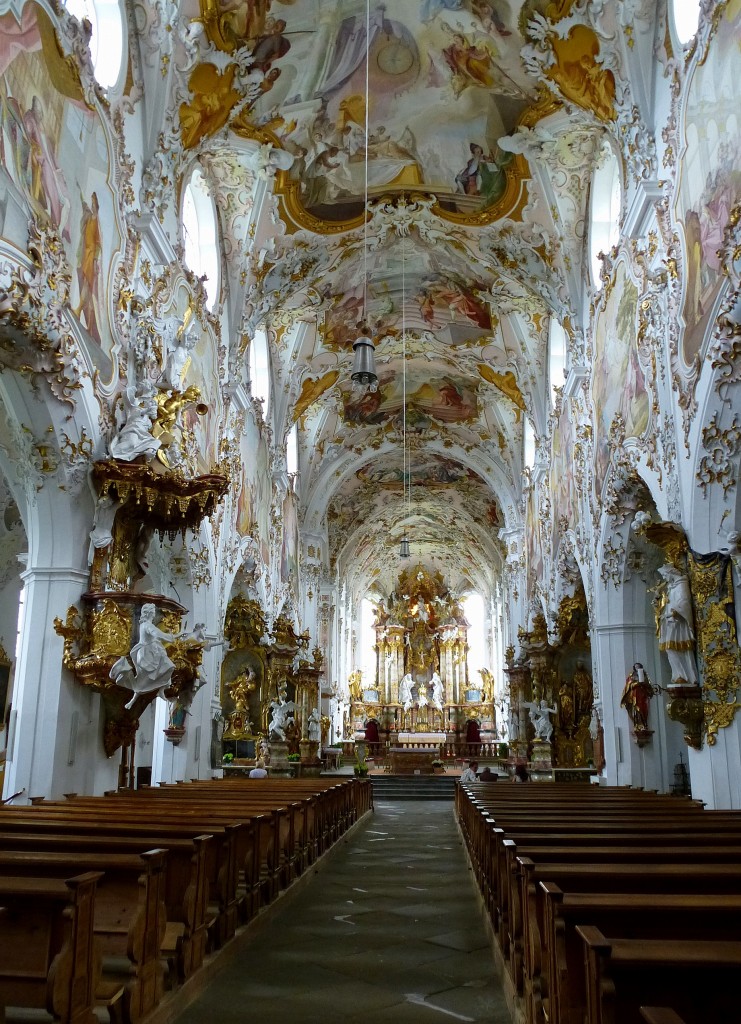 Rottenbuch, Stiftskirche Mari Geburt, Blick in den Innenraum der dreischiffigen Basilika mit ppiger Rokokopracht, Aug.2014